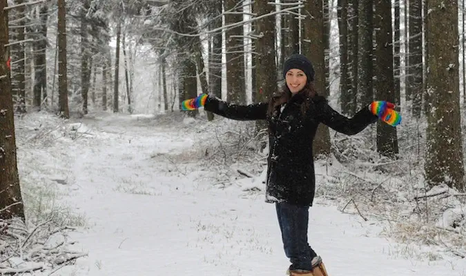 海外で雪遊びをする一人旅行者のクリスティン・アディス