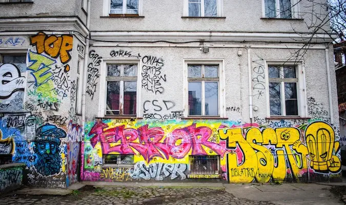 Ielu māksla un grafiti uz tukšas ielas sienām ārzemēs