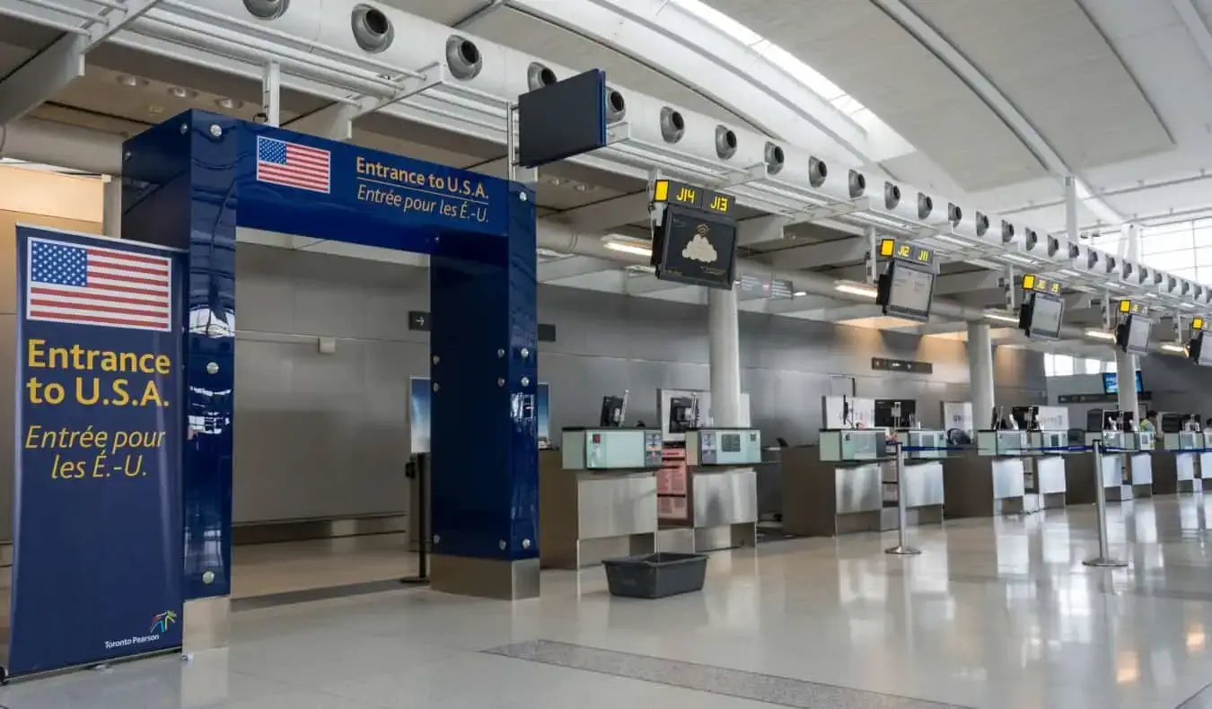 La frontera dels EUA a l'aeroport internacional de Toronto