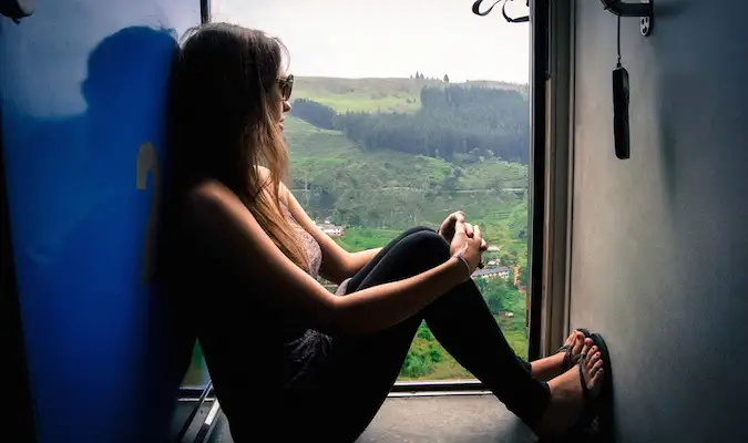 un voyageur seul regardant le paysage depuis un train