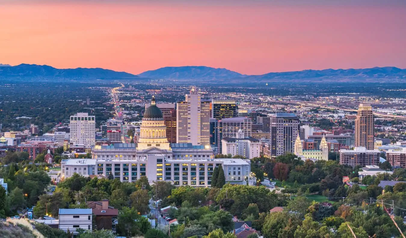 Una posta de sol colorida sobre Salt Lake City, Utah, amb muntanyes al fons