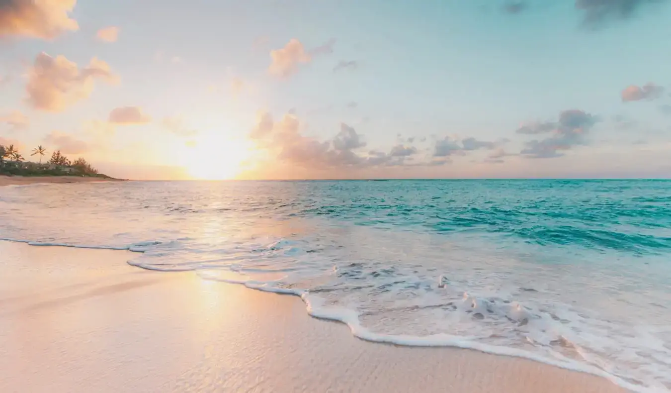 En klar, tom strand vid solnedgången på Hawaii, USA