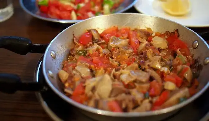 Isang simmering bowl ng chicken gizzards sa Istanbul, Turkey