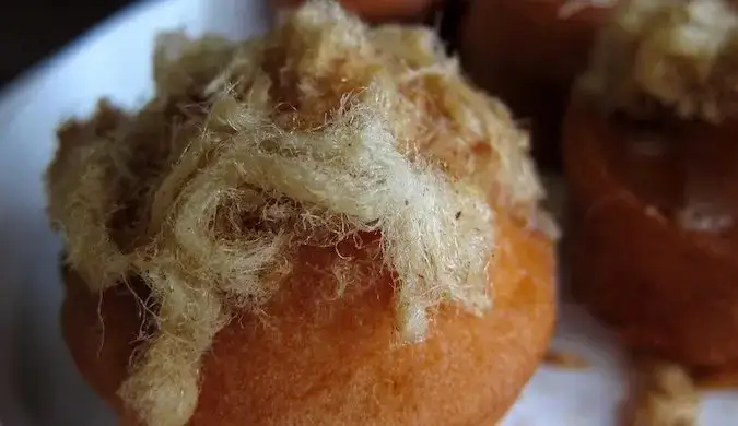 mangiare buon cibo durante il viaggio, muffin di mais con filo di maiale a Chiang Mai, Thailandia