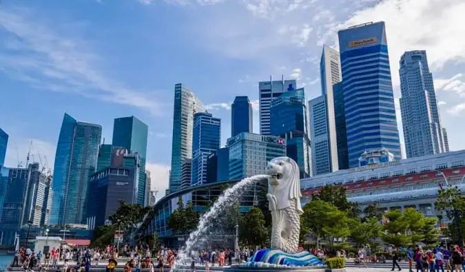 Den berömda vita Merlion-fontänen i livliga Singapore