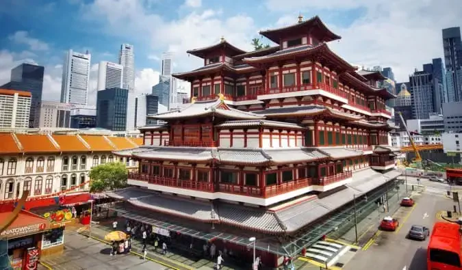 Massiivinen Buddha Tooth -temppeli Singaporen keskustassa