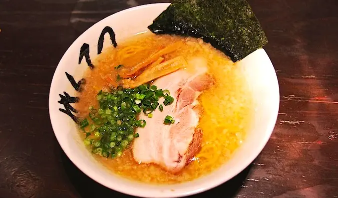 Eine dampfende Schüssel mit köstlichen Ramen in Singapur