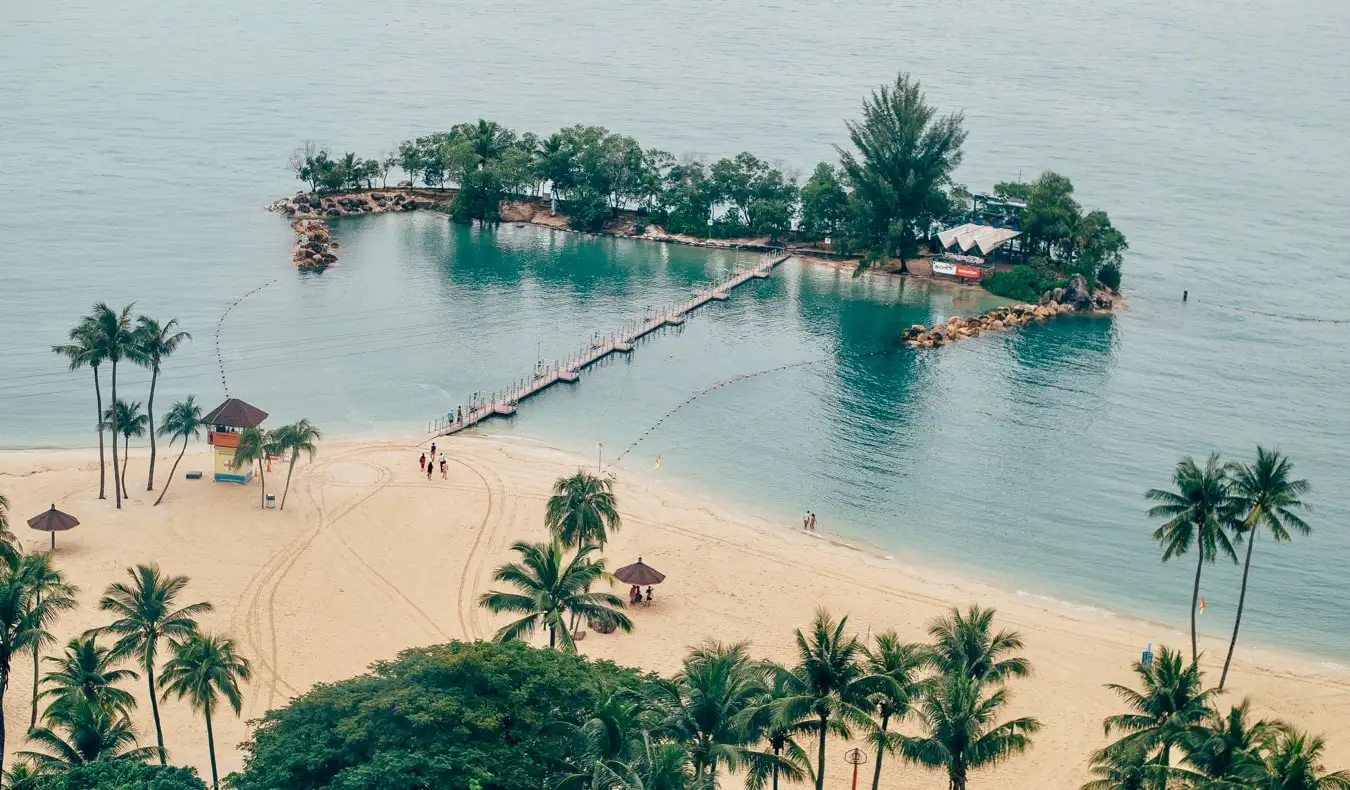 Singapur'daki Sentosa Adası'nın pitoresk plajları