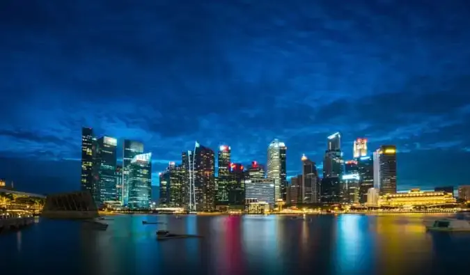 o horizonte de Singapura iluminado à noite