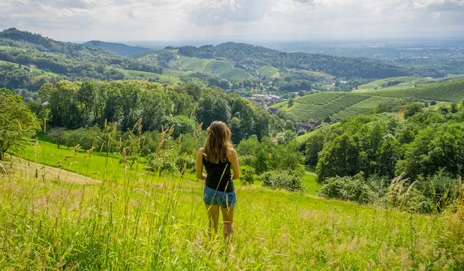 Kristin Addis stoi na zielonym polu z widokiem na wzgórza