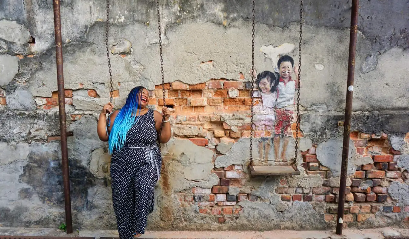 Annette posant prop d'un mural a Penang