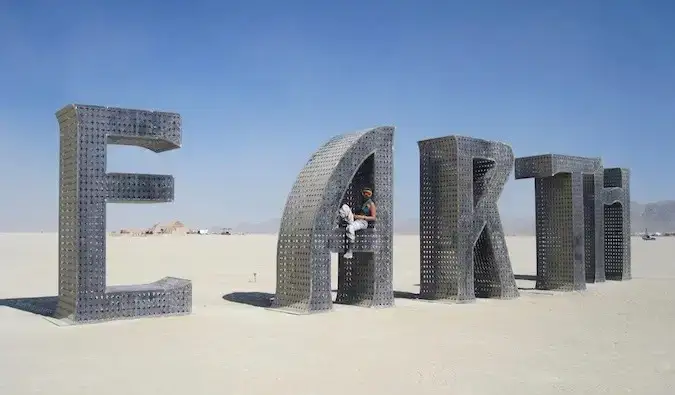 Alleinreisende Frau beim Burning Man in der Wüste