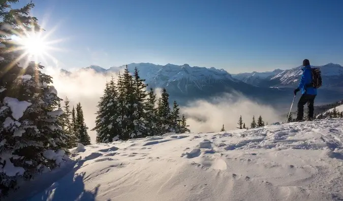 Une voyageuse seule en randonnée dans les montagnes enneigées