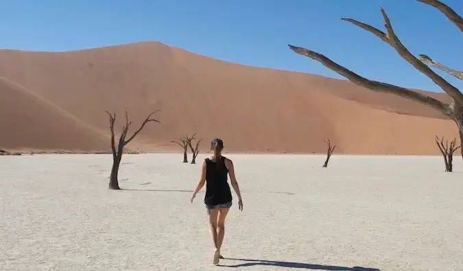 Pengembara wanita solo berjalan sendirian di padang pasir Namibia