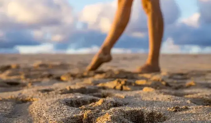 Vrouw die op strand loopt