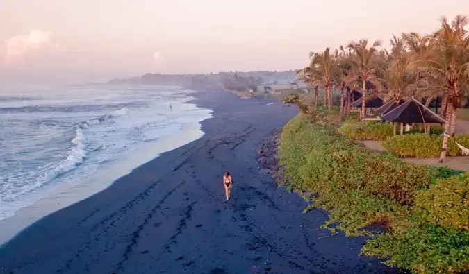 Kristin, een vrouwelijke soloreiziger, op het strand van een overzees resort