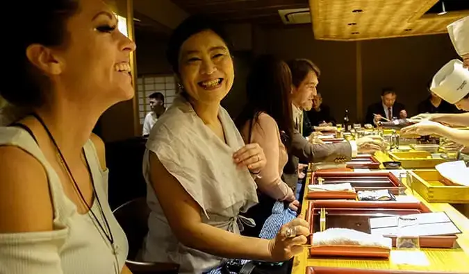 Kristin, una viatgera en solitari, en un àpat local de kaiseki al Japó