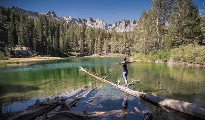 Kristin, una viaggiatrice solitaria, che fa un'escursione in uno scenografico paesaggio montano