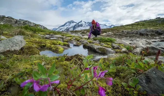 Kristin Addis, en kvinnelig alenereisende, i friluft i Alaska