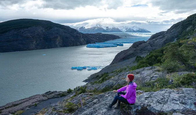 Kristin Addis dans un paysage de montagne avec des glaciers