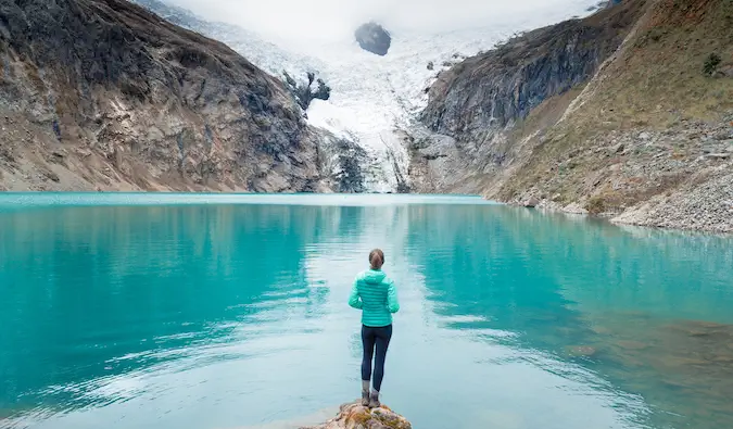 Kristin Addis posant davant d'un llac blau brillant a les muntanyes