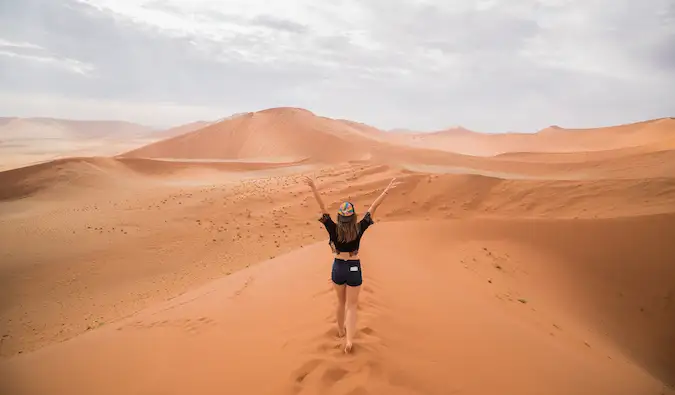 Kristin Addis spacerująca po wydmach na pustyni