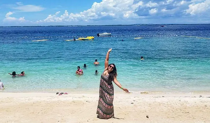 Alex poserar på en strand