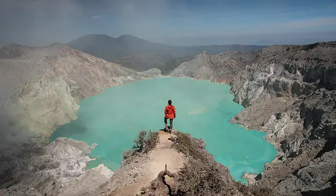 Yana sa harap ng isang thermal pool