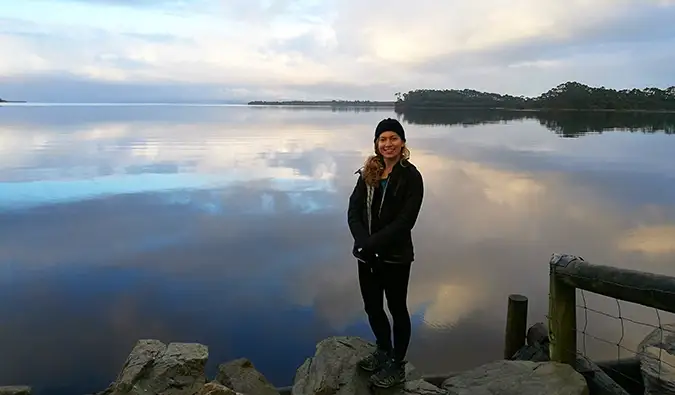 Isabella davant d'un llac tranquil