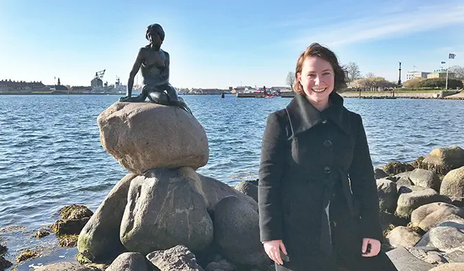 Kathleen com uma estátua em uma rocha