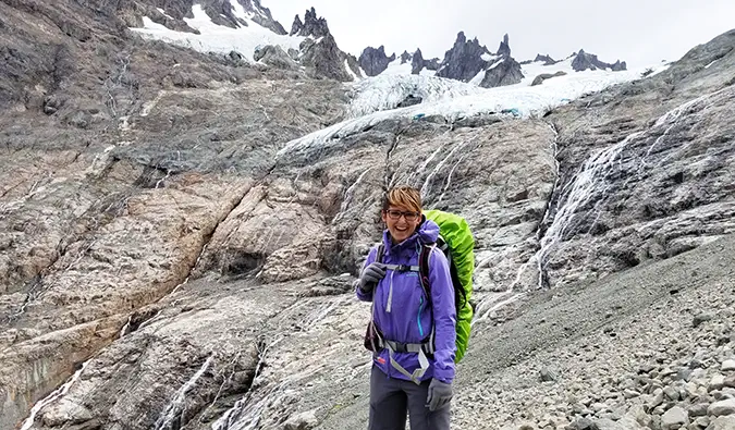 凯特琳在山里徒步旅行