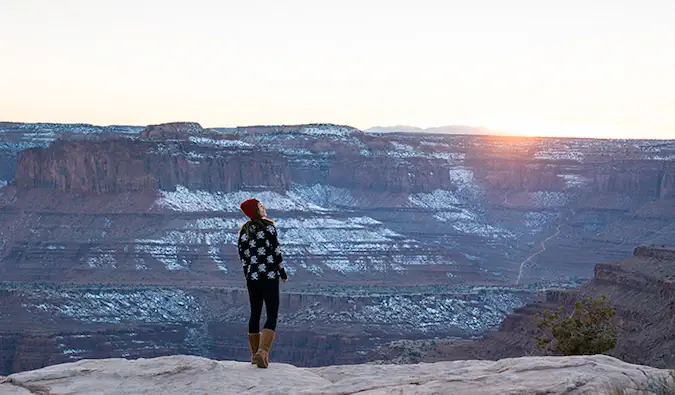 Kristin Addis stojaca na okraji Grand Canyonu