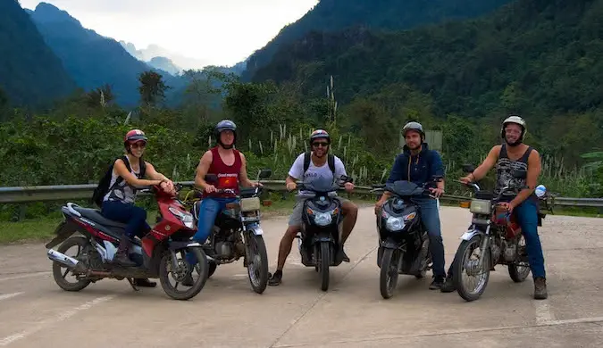 Cinco pessoas em motos viajando pelo Sudeste Asiático