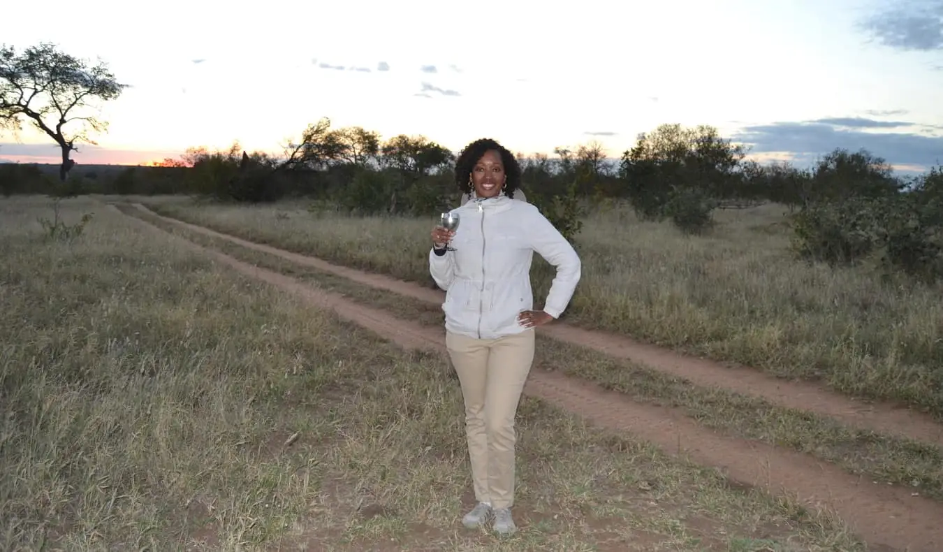 Senitra, Afrika'da safari sırasında poz veren yalnız siyah kadın gezgin