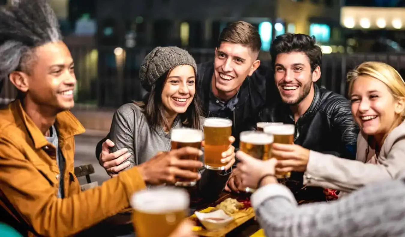 Um grupo de viajantes bebendo peer em um pub no exterior