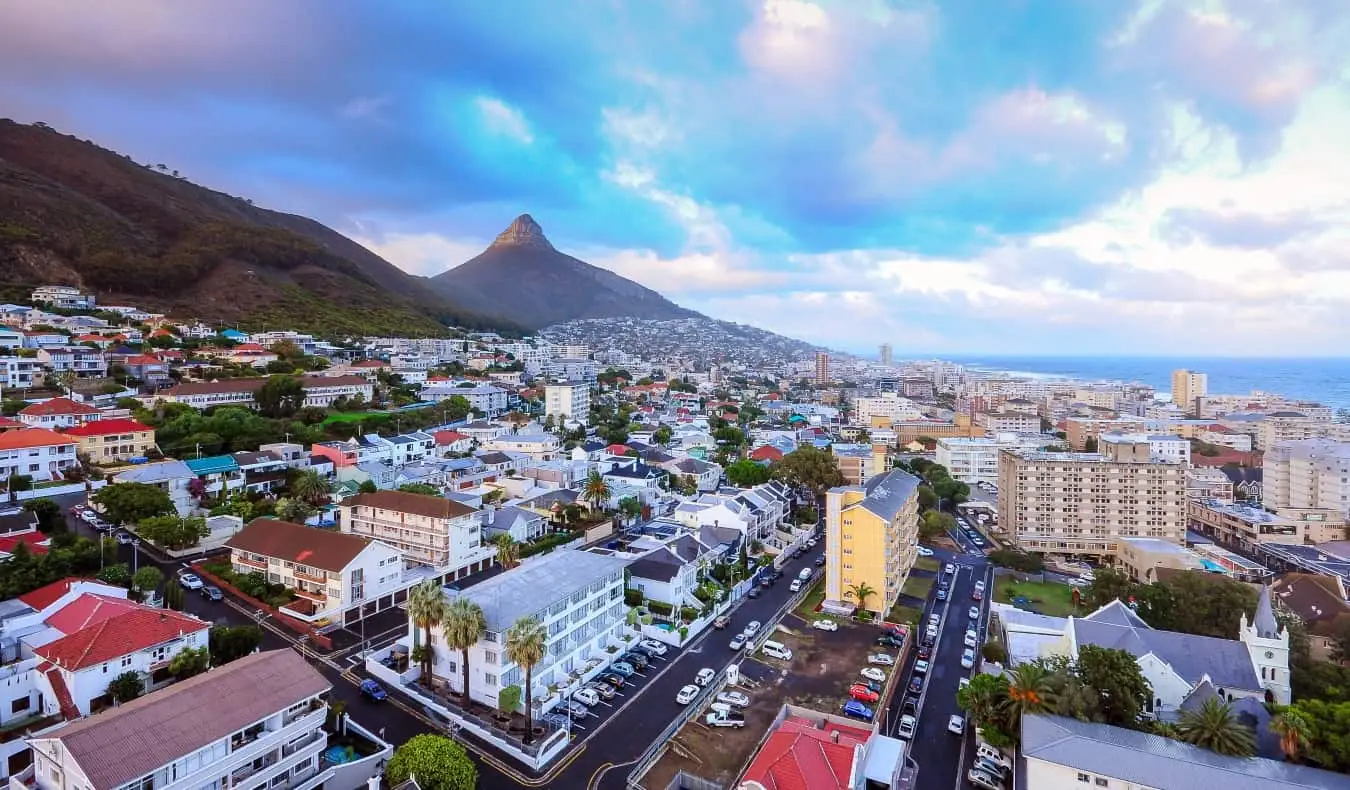 Mestna pokrajina Cape Towna z visoko goro in oceanom v ozadju v Južni Afriki