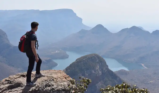 Il nomade Matt fa un'escursione nella Riserva naturale del Blyde River Canyon in Sud Africa