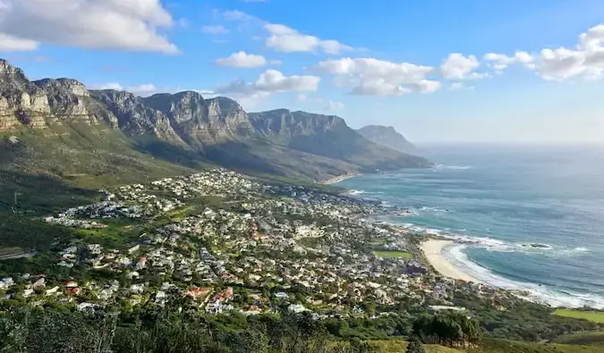 Tinatanaw ang maaraw na Cape Town sa South Africa na may mga bundok at karagatan sa di kalayuan