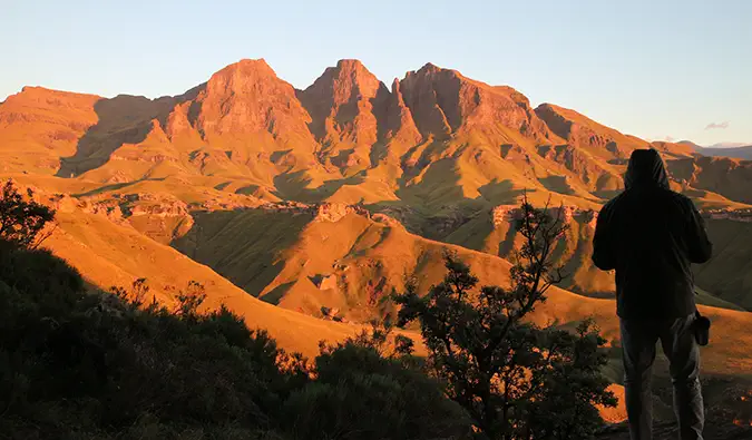 Montanhas Drakensberg se expandindo ao longe durante o pôr do sol na África do Sul