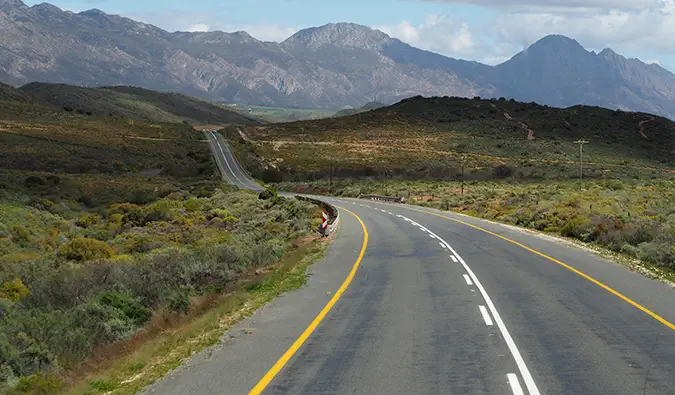 En åben vej under en roadtrip på Garden Route i Sydafrika