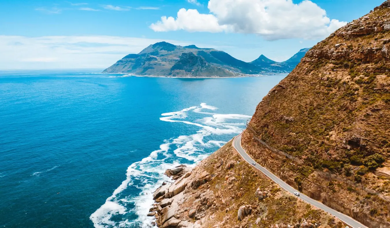 O mașină pe autostrada de coastă întortocheată din Africa de Sud