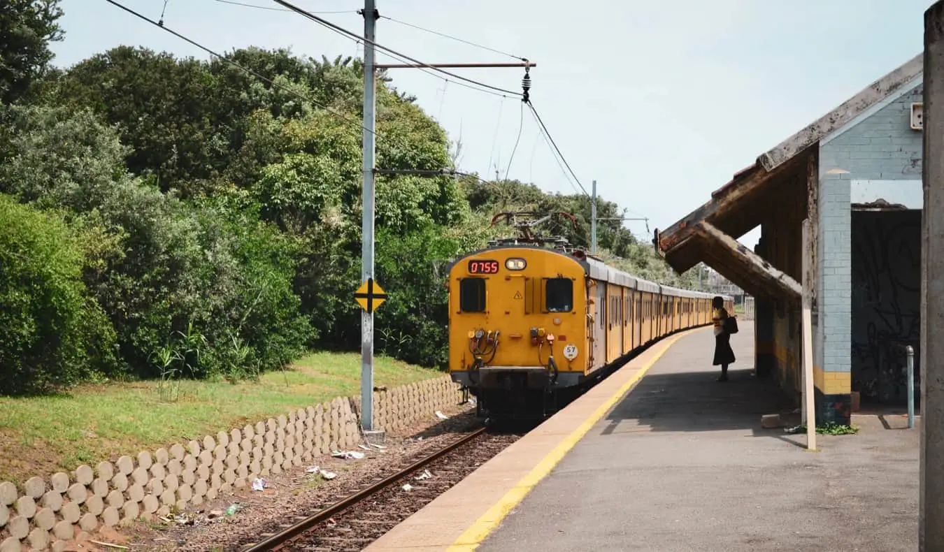 Ett tåg som lämnar stationen i Durban, Sydafrika