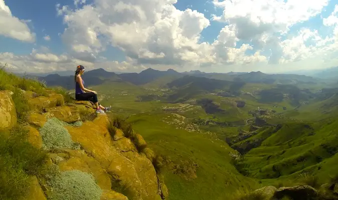 Kristin fra være min reisemuse som sitter på en fjellhylle i Sør-Afrika og tenker