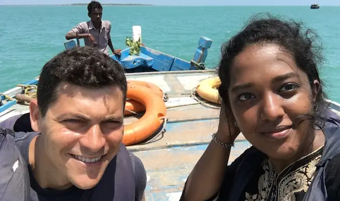 Nomadic Matt cu un ghid prietenos pe barca în Sri Lanka