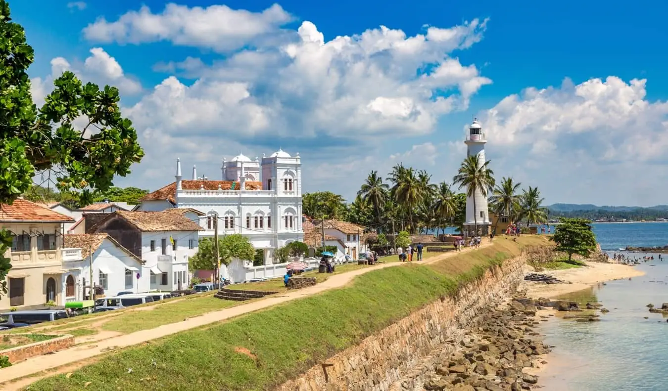 Tepi laut di Galle, Sri Lanka, dengan mercusuar dan bangunan kolonial berwarna putih