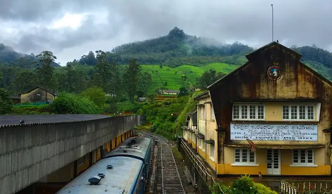 stesen kereta api di sri lanka pada hari yang gelap dan murung