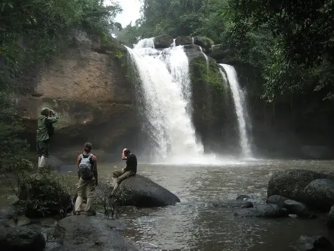 Водопад, заобиколен от буйна джунгла в националния парк Khao Yai