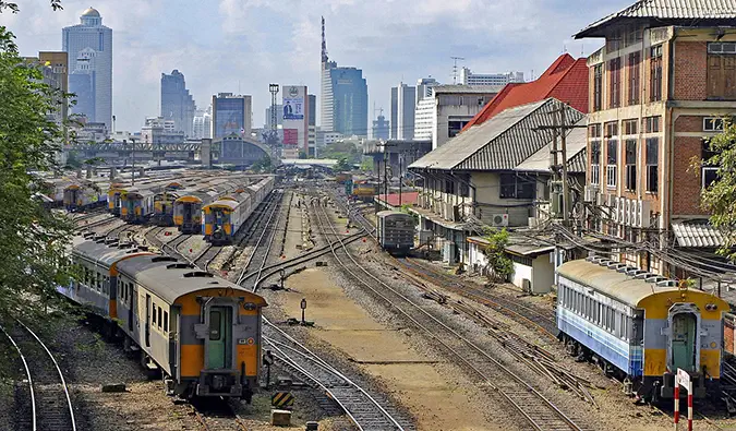 um movimentado pátio de trens em Bangkok, Tailândia