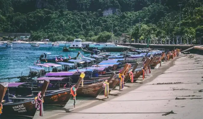 Tayland'da Koh Phi Phi'de teknelerle dolu kalabalık bir plaj