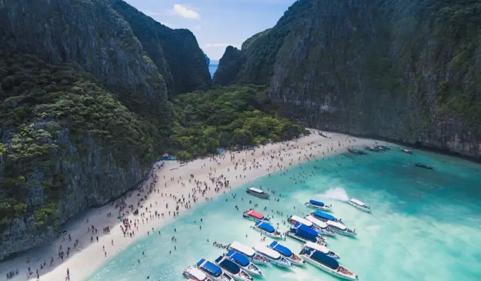 một bãi biển đông đúc trên đảo Koh Phi Phi ở Thái Lan